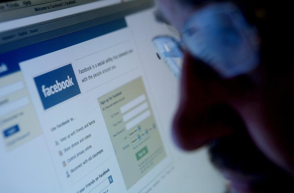 SJEKKET FACEBOOK-PROFILEN: En av Navs medarbeidere oppdaget av kvinne var samboer p� hennes Facebook-profil. 
Foto: SCANPIX .