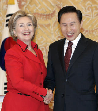 GOD TONE: Clinton og S�r-Koreas president Lee Myung-bak. Foto: Jo Yong-Hak/REUTERS/Scanpix
