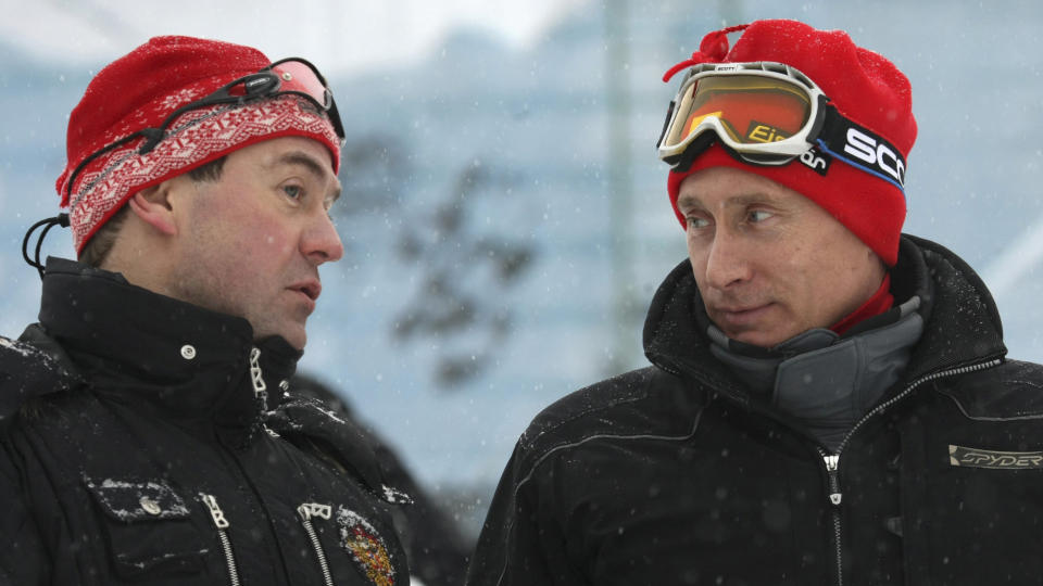 KREVER HANDLING: Russlands statsminister Vladimir Putin (t.h.) krever opprydning i egne rekker og st�tter planene om et statlig antidopingsystem. Her er Putin p� skiferie sammen med president Dmitrij Medvedev n�r OL-byen Sotsji.Foto: SCANPIX/REUTERS/RIA Novosti/Pool