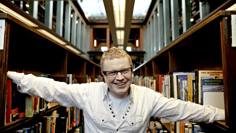 M�RE OG ROMSDAL: Vidar kvalshaug elsker � tegne og skrive i b�kene han eier. P� biblioteket l�ner han b�ker til barna og ting han ellers ikke f�r tak i. Foto: LARS EIVIND BONES