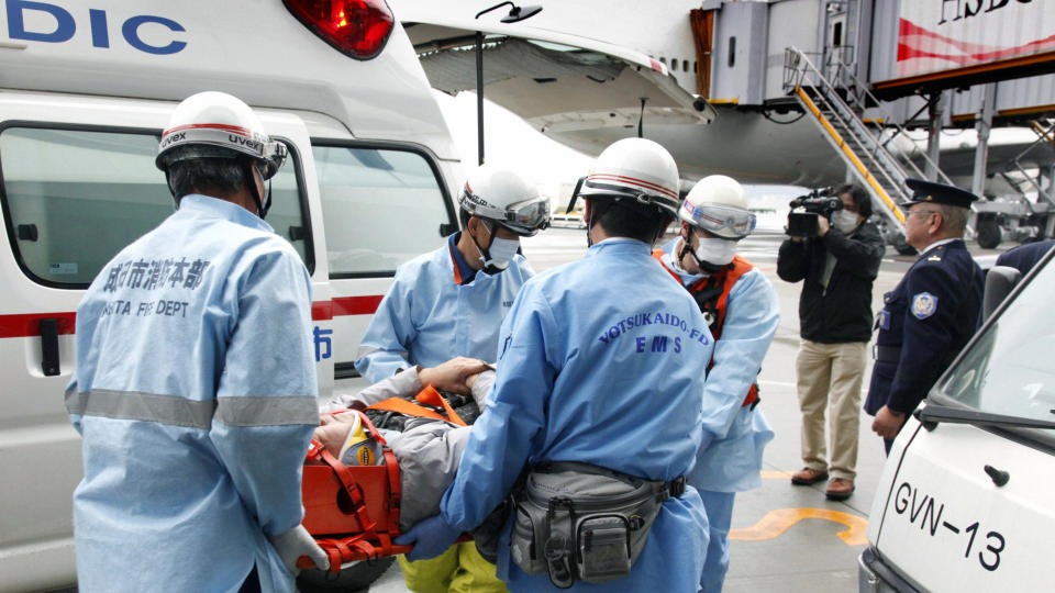 ALVORLIG SKADD:  Minst to passasjerer skal ha blitt alvorlig skadd i uhellet. Flere skal ha blitt kastet i taket under turbulensen. Foto: REUTERS/Kyodo.
