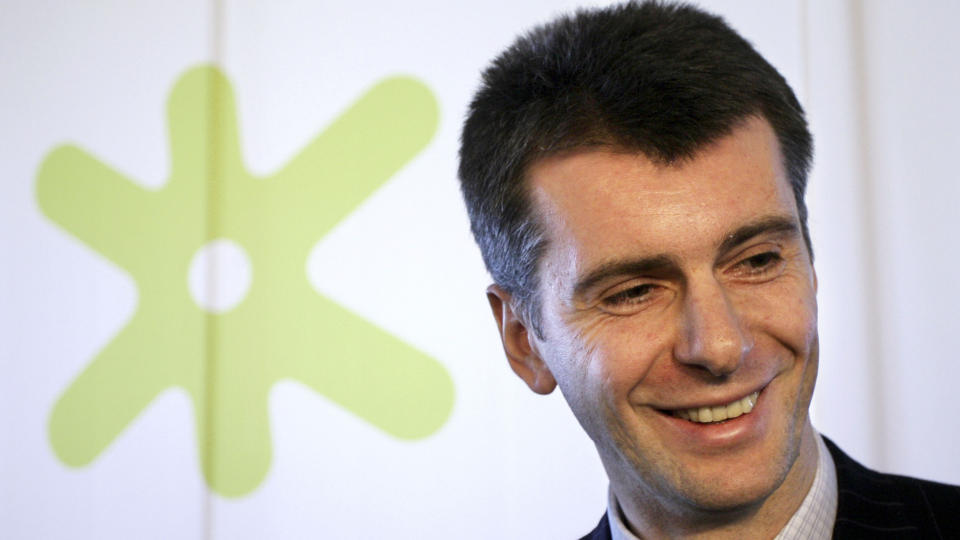 STYRTRIK SJEF: Den russiske milliard�ren og skiskytterpresidenten Mikhail Prokhorov lover president Anders Besseberg i Det internasjonale skiskytterforbundet (IBU) at russerne skal ta tak i dopingproblematikken. Foto: Dmitrij Kostjukov, AFP/Scanpix