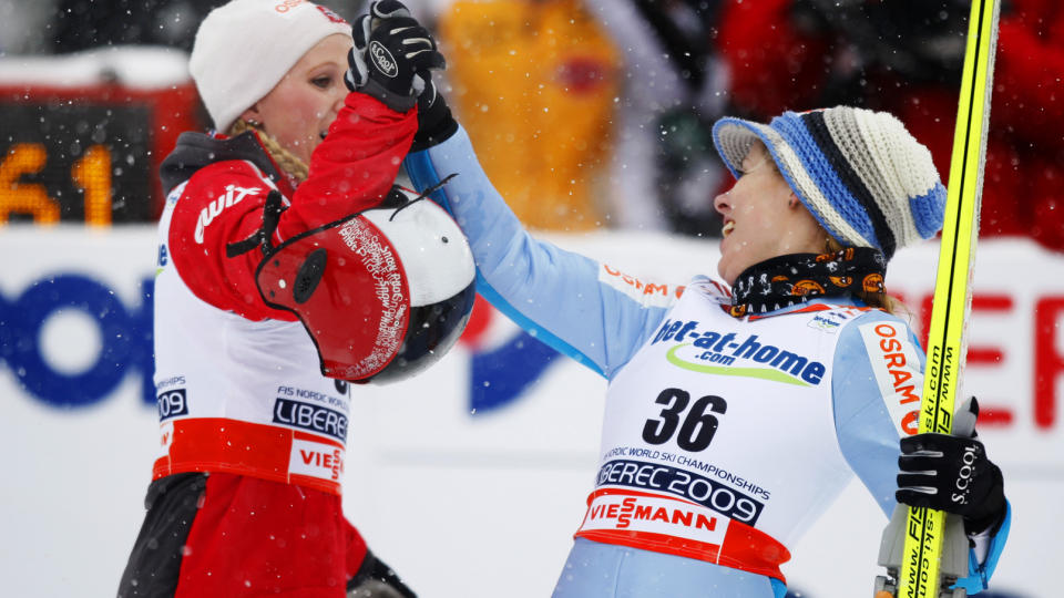 LETTELSE OG GLEDE: Bronsevinner Anette Sagen blir gratulert av lagvenninne Line Jahr. Sagen forteller at det har v�rt t�ft � n�rmest b�re hele jentehoppsportens framtid p� sine skuldre.
Foto: H�kon Mosvold Larsen / SCANPIX