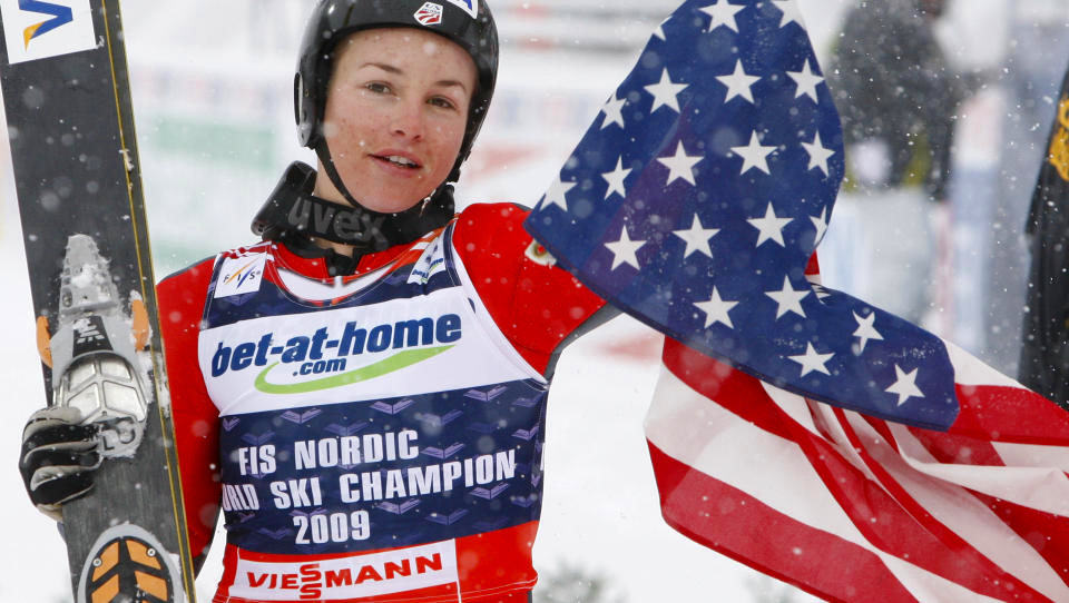 STARS, STRIPES OG GULL: Amerikanske Lindsey Van kunne vifte med flagget etter � ha svevd ned til tidenes f�rste VM-gull i skihopp for kvinner.Foto: Matthias Schrader, AP/Scanpix