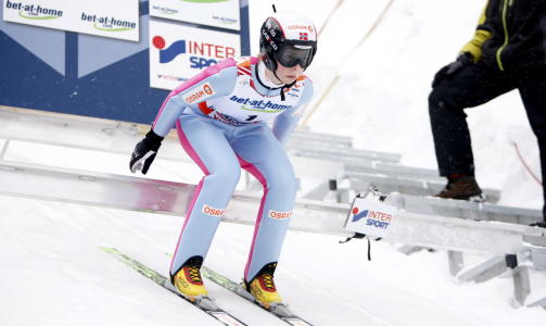 F�RSTE VM-JENTE: Startnummer 1 - 14 �r gamle Maren Lundby - slipper seg fra bommen i Jested hoppstadion utenfor VM-byen Liberec i Tsjekkia. Maren tenkte ikke p� at det var noe spesielt med det.
Foto: H�kon Mosvold Larsen, Scanpix