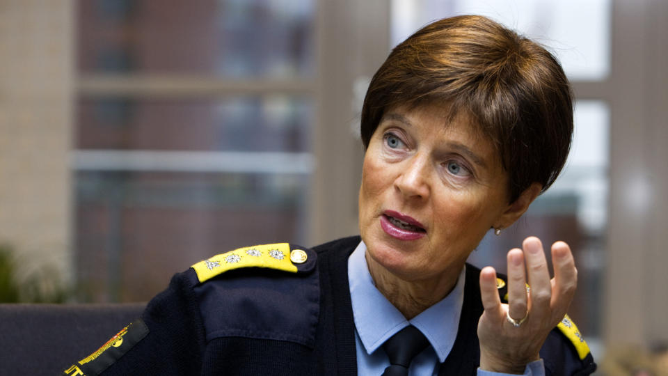 NEDERLAG: I dag la justisminister Knut Storberget hijab-debatten d�d - etter to ukers voldsom debatt. Politidirekt�r Ingelin Killengreen er i begravelsen til Willy Haugli i dag, og ingen i direktoratet ville kommentere saken. Foto: Cornelius Poppe / SCANPIX