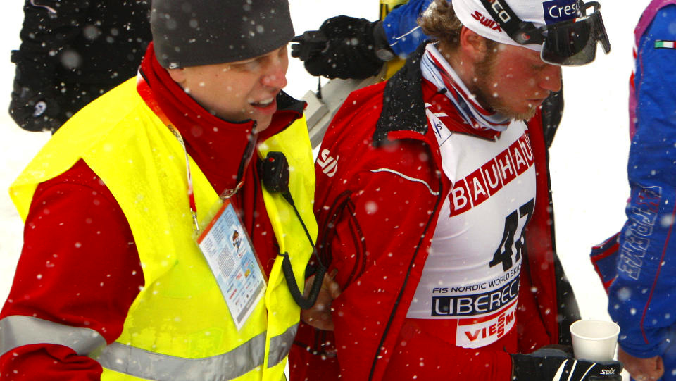 FIKK ANFALL: Martin Johnsrud Sundby ble hjulpet av det medisinske apparatet da han fikk et astmaanfall etter 15-kilometeren under VM i Liberec i Tsjekkia i dag.Foto: Lise �serud, Scanpix