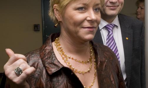 IKKE IMPONERT:  Siv Jensen synes regjeringens h�ndtering av hijabsaken er pinlig. Foto:  Heiko Junge / SCANPIX