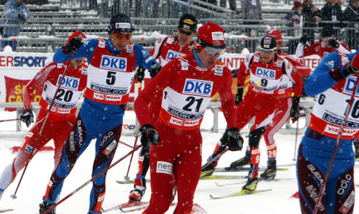 BESTE NORDMANN: Petter Tande (nummer 21) ble beste nordmann i fellesstart�velsen i kombinert. Tr�nderen ble til slutt nummer sju, men hadde over 20 poeng opp til den suverene vinneren Todd Lodwick fra USA.
Foto: Lise �serud, Scanpix