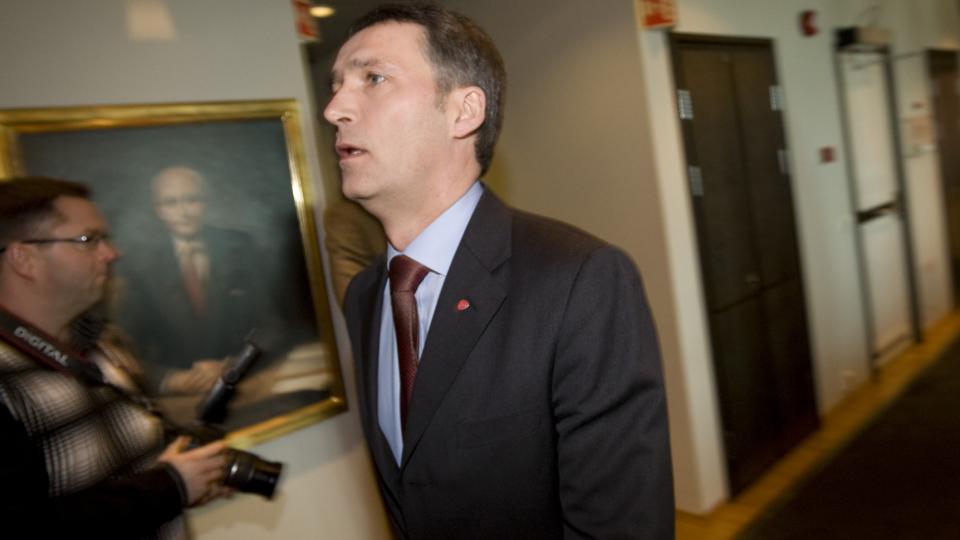 KLOKT: Jens Stoltenberg gis Storberget full st�tte etter at han trakk hijab-vedtaket i dag. Foto: SCANPIX