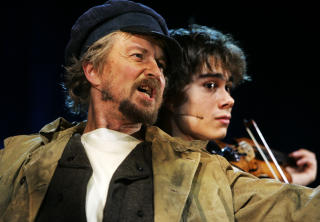 P� TEATERSCENEN: Dennis Storh�i og Alexander Rybak i Spellemann p� Taket p� Oslo Nye Teater. Foto: SCANPIX