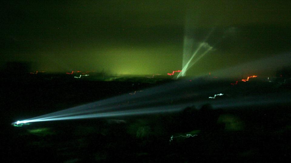 S�KER ETTER TAMILFLY: Srilankesisk bruker lyskasterer i jakt p� flyene som slapp bomber i Colombo i dag. Foto: EPA/M.A.PUSHPA KUMARA