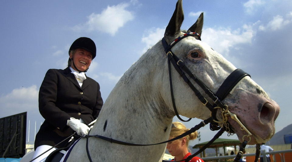 DEN ROSA ELEFANTEN: Zanko har ikke pigment rundt mule og �yne, og dette, sammen med hans st�rrelse og kraft, skaper assosiasjonen til den rosa elefanten. Her er knabstruperen sammen med rytter Ann Cathrin L�bbe under Paralympics i Aten i 2004 - et mesterskap der rytter og hest tok to gull.Foto: SCANPIX