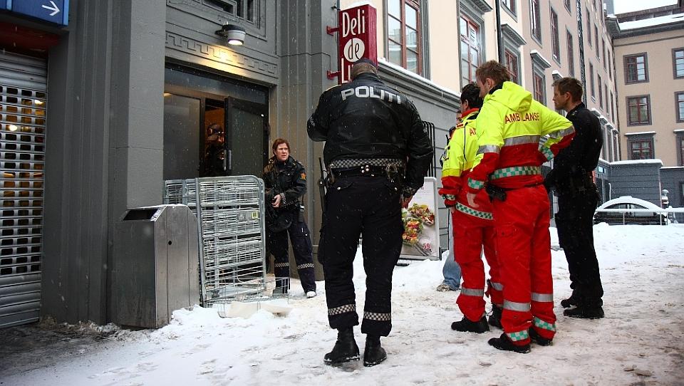 BLE TATT H�ND OM: Den unge kvinnen, som var alene p� jobb p� Deli de Luca da ranet fant sted, er sterkt preget av hendelsen, if�lge politiet.  Foto: Svein Gustav Wilhelmsen