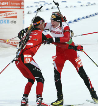 �STERRIKES DAG: Dominik Landertinger (t.h.) jubler sammen med s�lvvinner Christoph Sumann. Foto: Koji Sasahara/AP/Scanpix