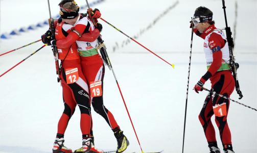 UTENFOR PALLEN: Ole Einar Bj�rndalen m�tt se �sterrikerne feire i dag, etter at nordmannen selv har tatt tre gull tidligere i VM. Foto: EPA/ROLAND SCHLAGER
