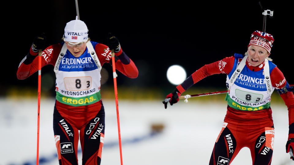 PSTAFETTSKUFFELSE: Solveig Rogstad (t.v.), Liv Kjersi Eikeland og resten av de norske skiskytterjentene fikk det ikke til i l�rdagens VM-stafett i skiskytter VM i Pyeongchang. Norge endte p� en svak 11.-plass - den svakeste plasseringen i historien. Foto: Heiko Junge / SCANPIX