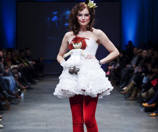 MODELL:  Charlotte har flere ganger stilt opp som modell for designervenninna Fam Irvoll. Her fra visningen i februar. Foto: SCANPIX