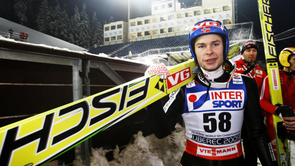 SLITER MED GLID: Fischer-skiene til Anders Jacobsen og flere av de norske hopperne taper fart i forhold til konkurrerende skimerker i bakkene i Liberec. Foto: H�kon Mosvold Larsen / SCANPIX