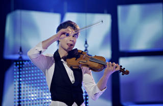 P� SCENEN: Alexander opptr�dte hele tre ganger i kveldens finale. Foto: Adrian �hrn Johansen