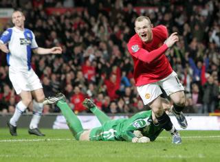 DR�MMESTART: Manchester United tok kommandoen fra start, og fikk en dr�mmestart mot Blackburn da Wayne Rooney hamret inn 1-0 etter 23 minutter. Et utligningsm�l signert Roque Santa Cruz, skulle imidlertid s�rge for en alt annet enn komfortabel kveld for hjemmelaget.Foto: SCANPIX/EPA/Lindsey Parnaby