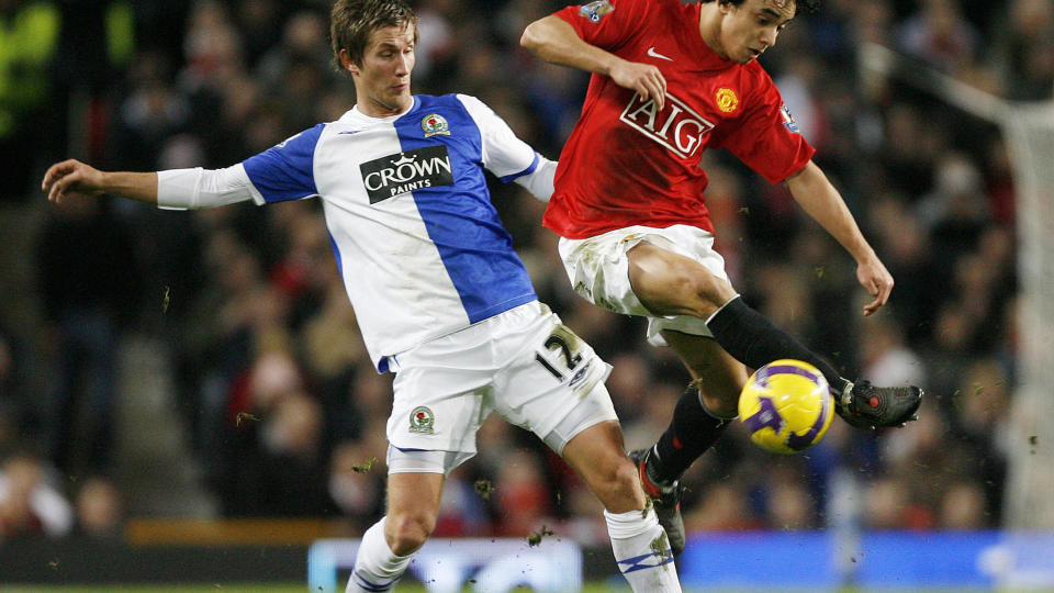 HISSET P� SEG SIR ALEX: Morten Gamst Pedersen p�dro seg sir Alex Fergusons vrede da han, if�lge den fyrrige skotten, fors�kte � filme seg til straffespark i duell med Rafael. Foto: SCANPIX/AFP PHOTO/Glyn Kirk