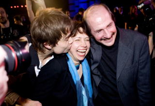 MED MOR OG FAR: Mamma og pappa gratulerer Alexander med seieren. Foto: Sara Johannessen / SCANPIX