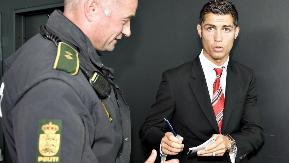AUTOGRAF: Men hadde den danske politimannen tatt turen til Carrington, hadde han ikke v�rt like heldig. Foto: Henning Bagger/EPA/Scanpix