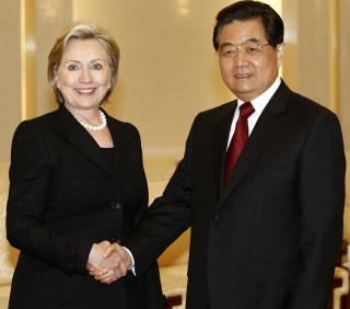 DISKUTERTE MILJ�: Hillary Clinton og Kinas president Hu Jintao. Foto: Oliver Weiken/REUTERS/Scanpix