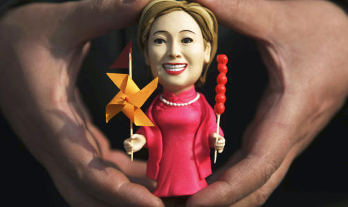 SOUVENIR: En Clinton-dukke, laget av h�ndverkeren Peng Xiaoping. Foto: China Daily/REUTERS/Scanpix