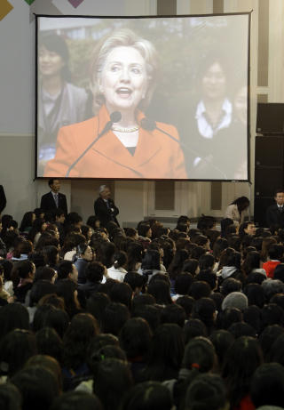 TALER: Studenter f�lger Hillary Clinton p� storskjerm p� Ewha-universitetet i Seoul. Foto: Lee Jin-man/AP/Scanpix