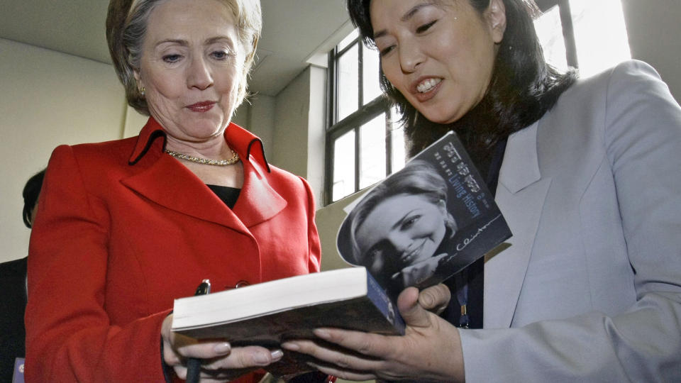 VELKJENT: Hillary Clinton blar i en s�r-koreansk utgave av sin selvbiografi under et bes�k p� kvinneuniversitetet Ewha i Seoul. Bes�ket i S�r-Korea hisset opp Nord-Korea, som kommer med sterke uttalelser i retning Clinton. Foto: Lee Jin-man/AFP/Scanpix