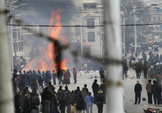 CLINTON-KRITIKK: Clinton f�r pepper fra menneskerettighetsorganisasjoner for � v�re feig, blant annet n�r det gjelder Kinas opptreden i Tibet. 76 mennesker ble fengslet under protester ifjor. Foto: AP/Scanpix