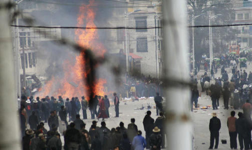 PROTESTER: Demonstranter samler seg rundt et stort b�l i  Lhasa i Tibet under fjor�rets protestaksjoner. Foto: AP/Scanpix