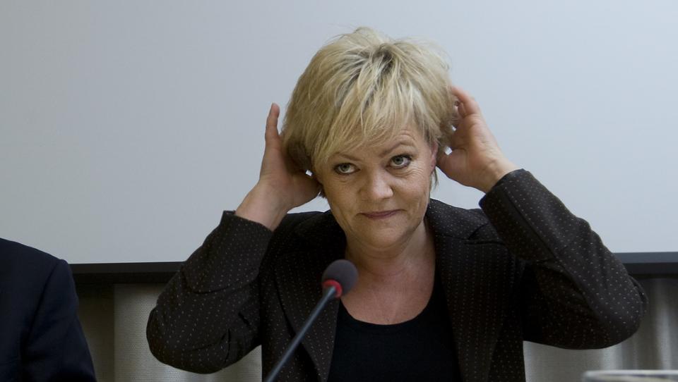 LYTTER: Kristin Halvorsen er ikke overrasket over at en av tre nordmenn g�r med p� l�nnskutt for � redde jobben.
Foto: Bj�rn Sigurds�n / SCANPIX