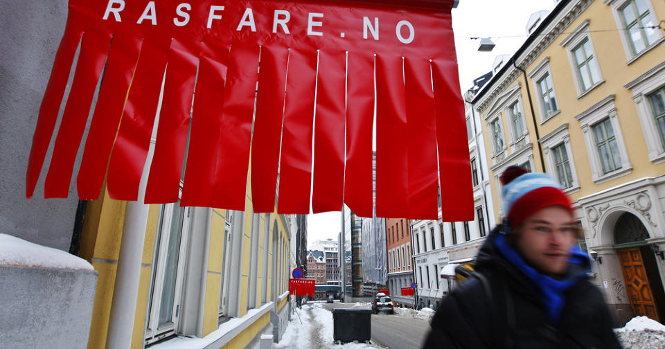 OVERSER ADVARSLENE: Politiet i Oslo registrer at mange fotgjengere ikke bryr seg om rasfareadvarlene eller sperringene.  Illustrasjonsfoto: SCANPIX