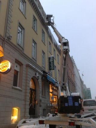 RYDDET OPP PARADEGATEN: I g�r ettermiddag ble det brukt lifter for � fjerne istapper som hang p� bygningene i Karl Johan i Oslo. Foto: HARALD KLUNGTVEIT