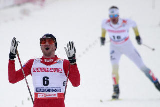 SLO SVENSKEN: Petter Northug banket Anders S�dergren etter � gjort seg nytte av svenskens drahjelp gjennom store deler av l�pet da han tok VM-gull p� 2 x 15 km skiathlom i Liberec. Foto: Petr Josek, Reuters/Scanpix