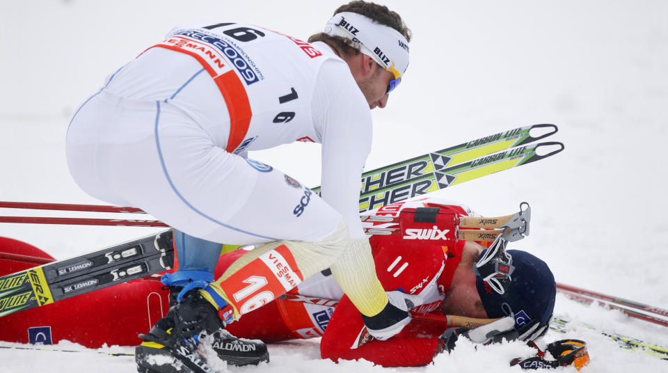 GJORDE JOBBEN: Anders S�dergren var i front hele l�pet i dag, men ble som vanlig parkert av Petter Northug like f�r m�l. Her gratulerer han Northug med seieren i m�lomr�det.
Foto: H�kon Mosvold Larsen / SCANPIX