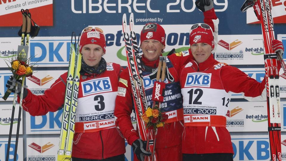 BESKJEDENT STJERNESKUDD: Jan Schmid mener det skal mye til f�r han tar av, men i hoppbakken i dag svevde han hvertfall langt nok til at det ble VM-s�lv i kombinert.  Foto: SCANPIX/EPA/VALDRIN XHEMAJ