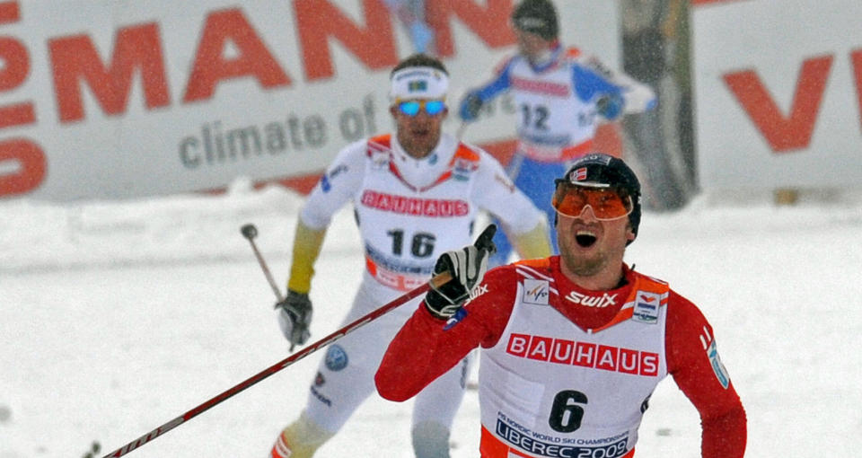 F�RST OG BEST: Petter Northugs lagkamerater mener han beviste at han er en ekte verdensmester i dag. Foto: AFP / JANEK SKARZYNSKI