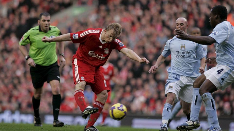 UTLIGNET: Dirk Kuyt satte inn 1-1 kvarteret f�r slutt. Det holdt seg hele veien ut. Her fra et skuddfors�k i sluttminuttene. Foto: Anita Maric / AP.