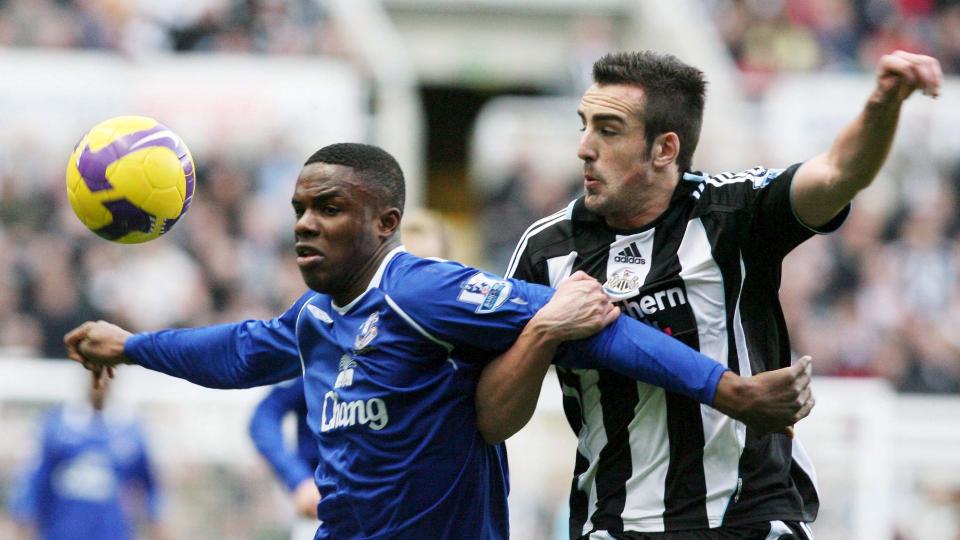 SKADET: Victor Anichebe m�tte forlate banen i det m�ll�se oppgj�ret mot Newcastle. Det samme m�tte Mikel Arteta. Foto: AP.