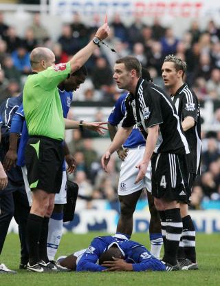IKKE ENIG: Umiddelbart ville ikke Kevin Nolan g� med p� marsjordren, men i etterkant har Newcastle-spilleren beklaget skrekktaklingen. Foto: EPA.