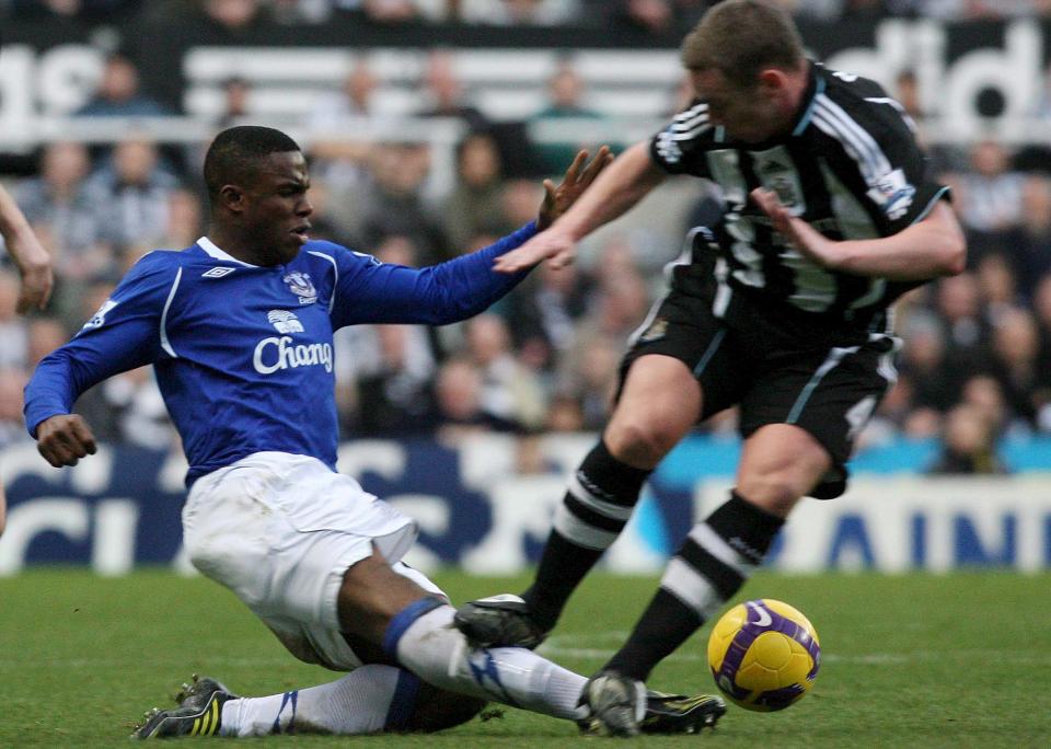 SKREKKTAKLING: TV-bildene viser at Kevin Nolan treffer alt annet enn ballen i fors�ket p� � takle Victor Anichebe. Foto: EPA.