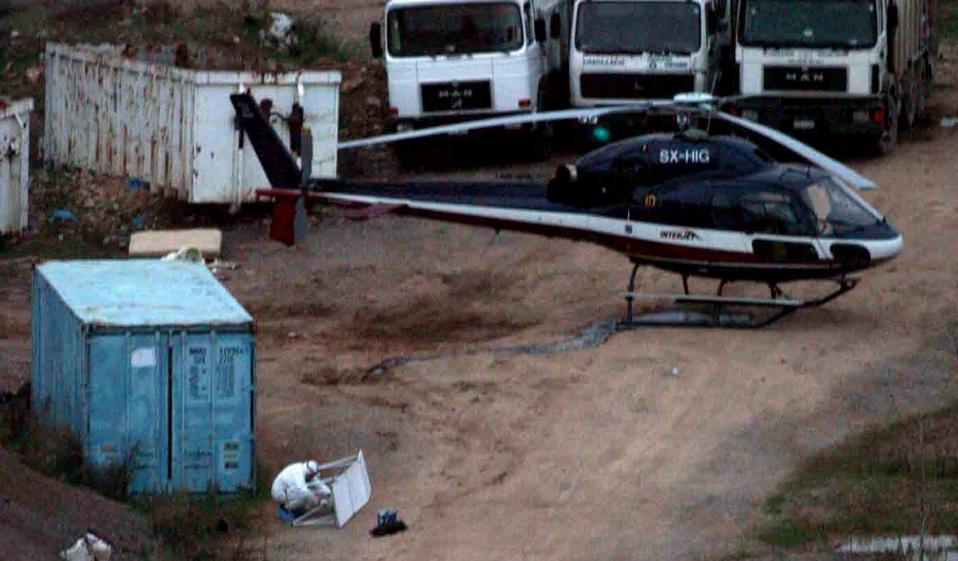 FLUKTHELIKOPTERET:  Politiet unders�ker helikopteret som ble brukt da to fanger r�mte fra et h�ysikkerhetsfengsel utenfor Aten s�ndag. FOTO: Scanpix / Reuters.