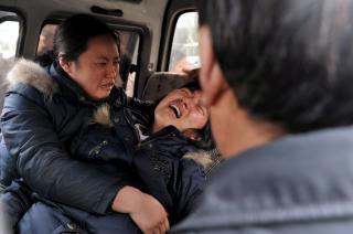 SORG: En kvinne har f�tt beskjed om at mannen er blant de omkomne. Foto: SCANPIX/EPA/LRG