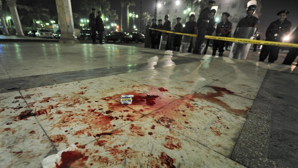 BLODIG: En person ble drept og minst 21 s�ret etter et bombeangrep i Kairo s�ndag kveld. Foto: SCANPIX/AP Photo/Nasser Nouri