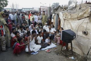 FULGTE MED: Innbyggere i Mumbai f�lger med p� tv-overf�ringen av Oscar. FOTO: SCANPIX/AP