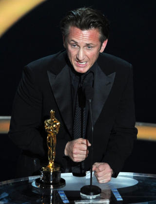 VANT OSCAR: For beste mannlige skuespiller etter � ha portrettert en homofil politiker i filmen Milk. Han har ogs� vunnet en Oscar for filmen Mystic River. Foto: Scanpix.